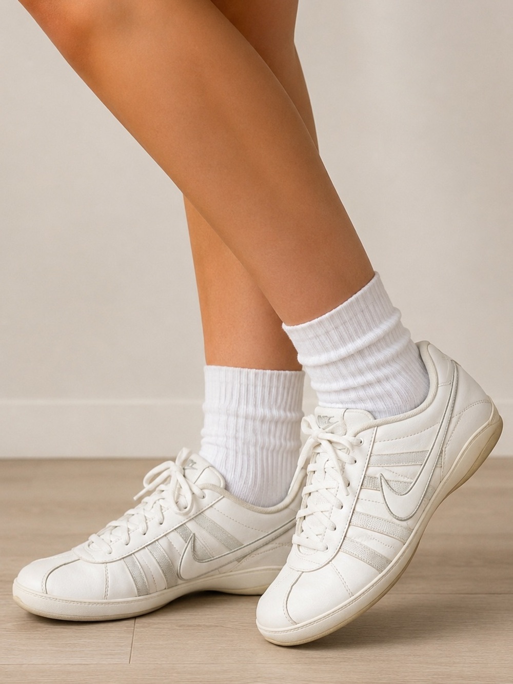 Nike Women’s Size 9 White Cheerleading Shoes 318686-111 Vintage 2008 Cheer